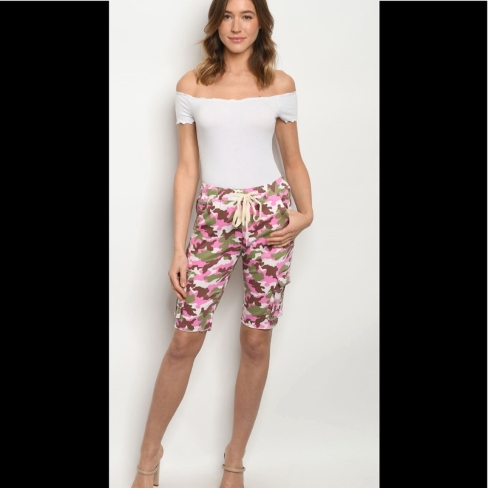 Last pair large❤️2 for $40❤️pink camo cargo shorts - Picture 3 of 9